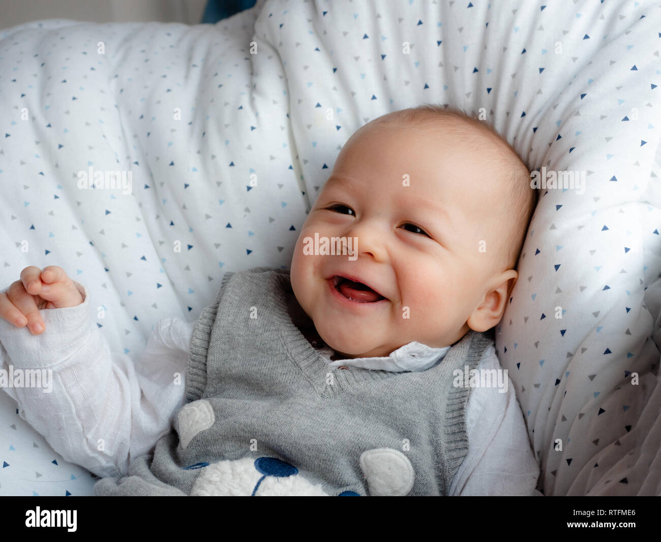 Cute 5 Mois La Moitie Mixte Race Caucasienne Asiatique Garcon Heureux A Sourire Et Rire A L Appareil Photo Enfants En Sante Bebe Garcon La Moitie Moitie Thai Polonais Photo Stock Alamy