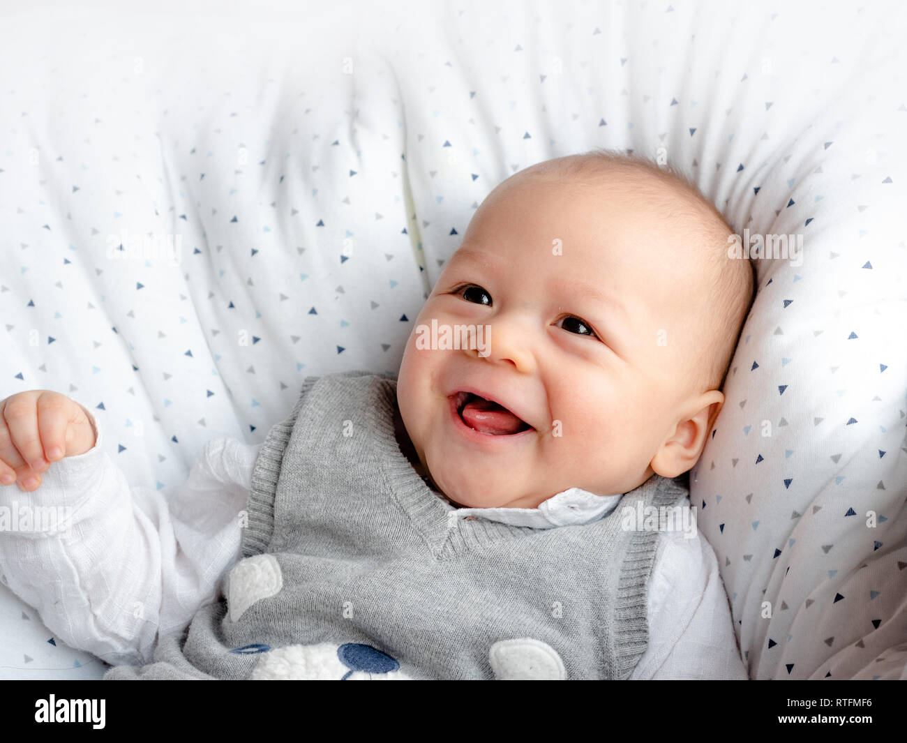 Cute 5 Mois La Moitie Mixte Race Caucasienne Asiatique Garcon Heureux A Sourire Et Rire A L Appareil Photo Enfants En Sante Bebe Garcon La Moitie Moitie Thai Polonais Photo Stock Alamy