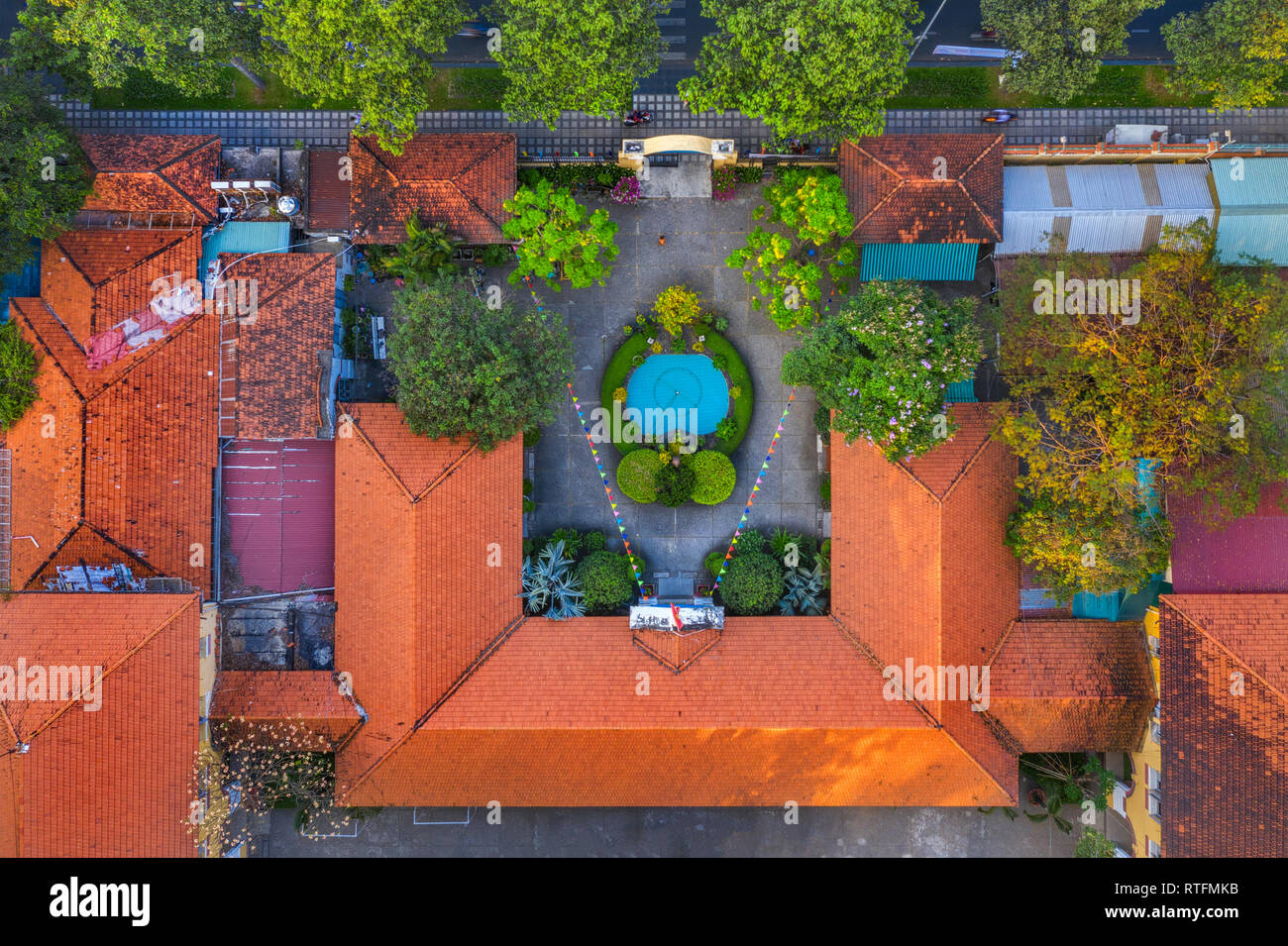 Vue de dessus de l'antenne Le Quy Don l'école, Ho Chi Minh Ville avec le développement des bâtiments, les transports, l'énergie d'infrastructure d'alimentation. Vietnam Banque D'Images