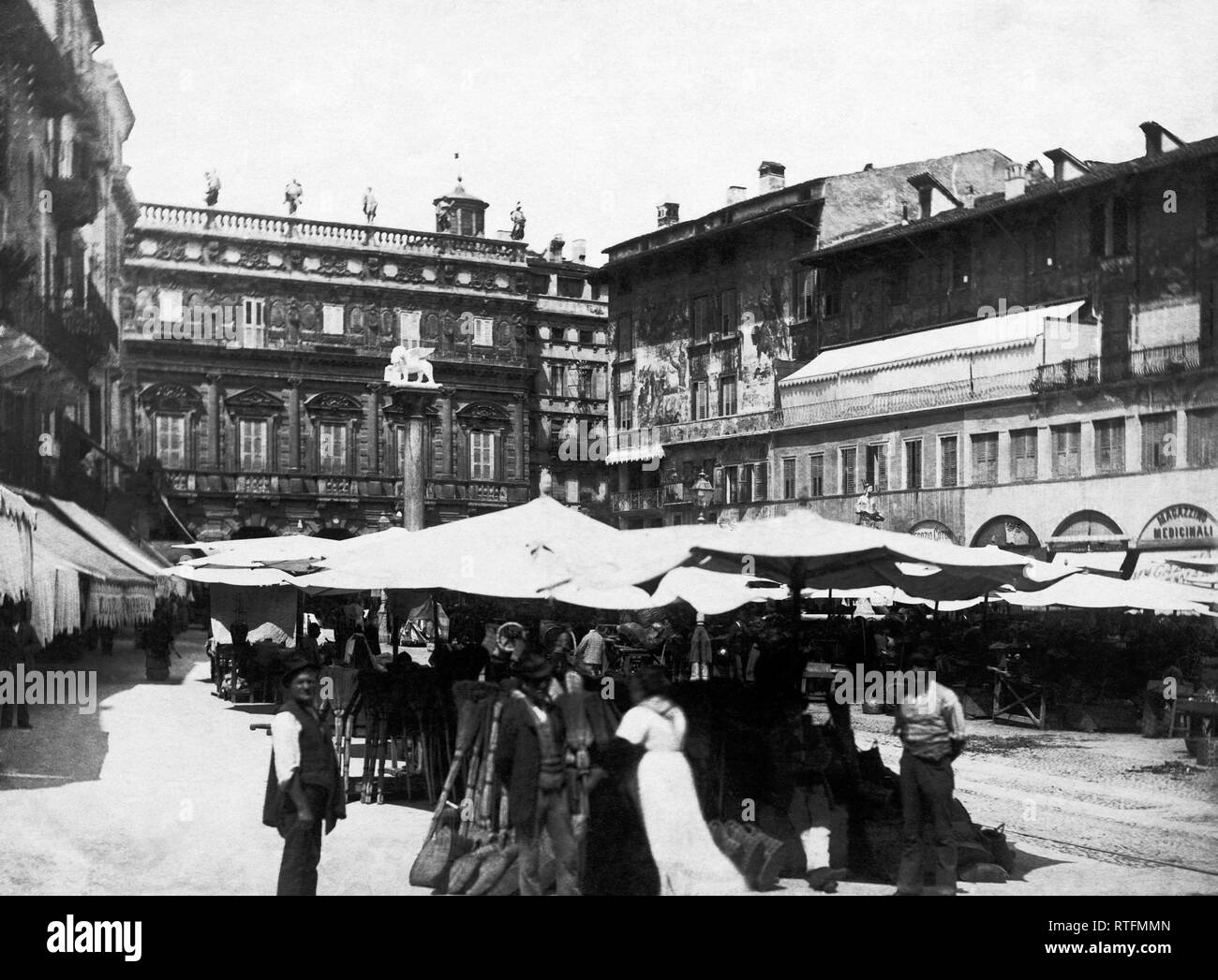Piazza delle Erbe, Vérone, Vénétie, Italie 1800 1900 Banque D'Images