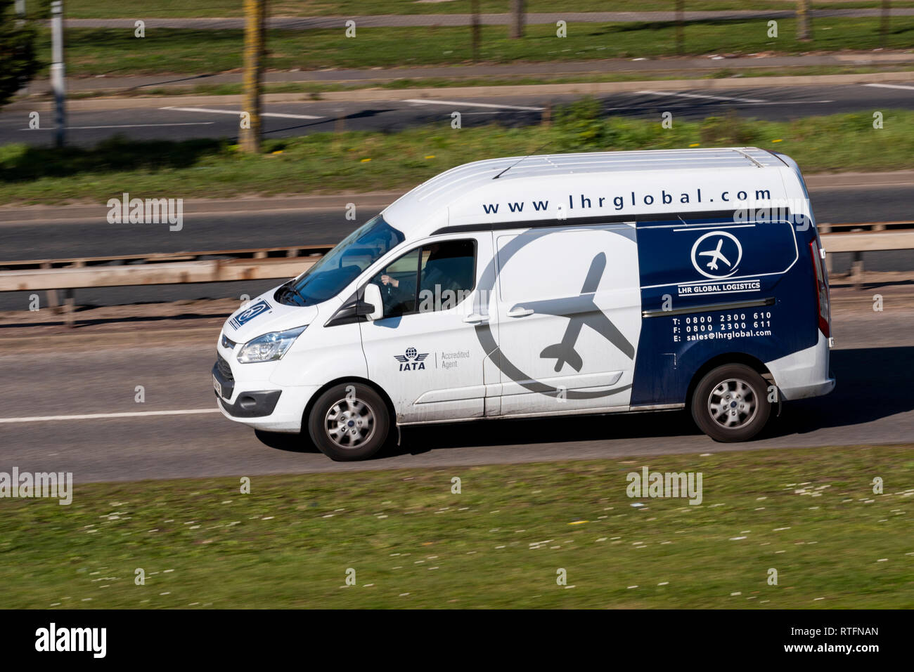 La logistique globale de l'inverseur de van de la conduite sur route. Accrédités IATA agent d'expédition. Entreprise de transport. Graphique de l'aviation. Logo de l'avion. London Heathrow Banque D'Images