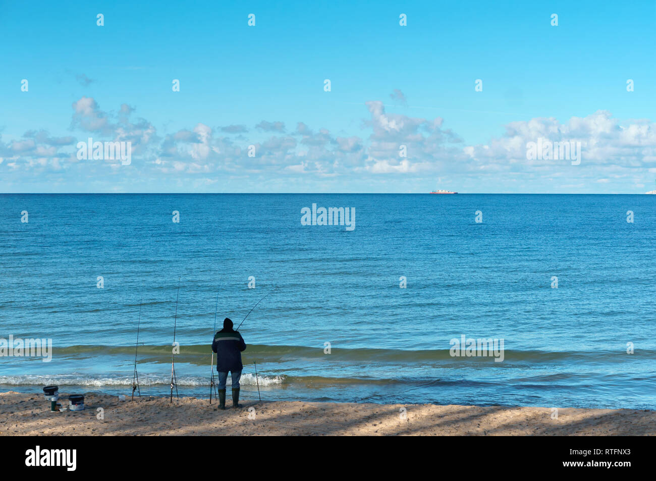 Pêcheur au bord de la mer, plusieurs cannes à pêche d'un pêcheur, la mer Baltique, la région de Kaliningrad, Russie, le 21 octobre 2018 Banque D'Images