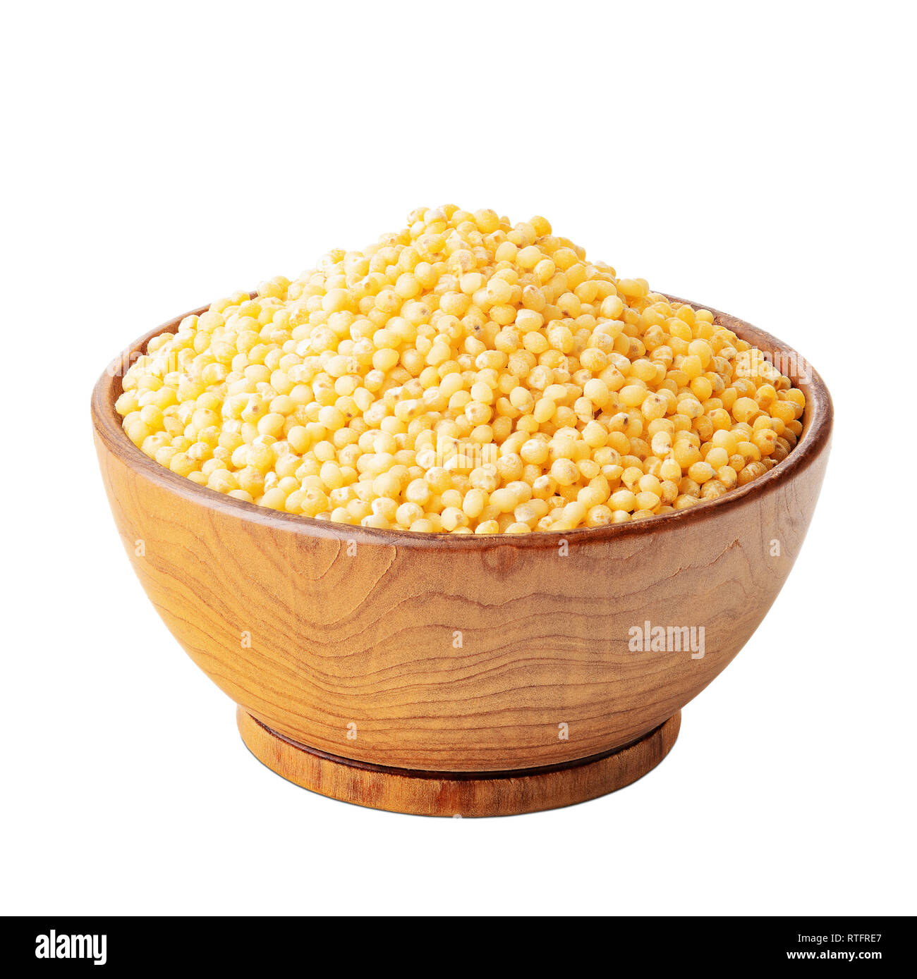 Millet dans un bol en bois isolé sur blanc Banque D'Images