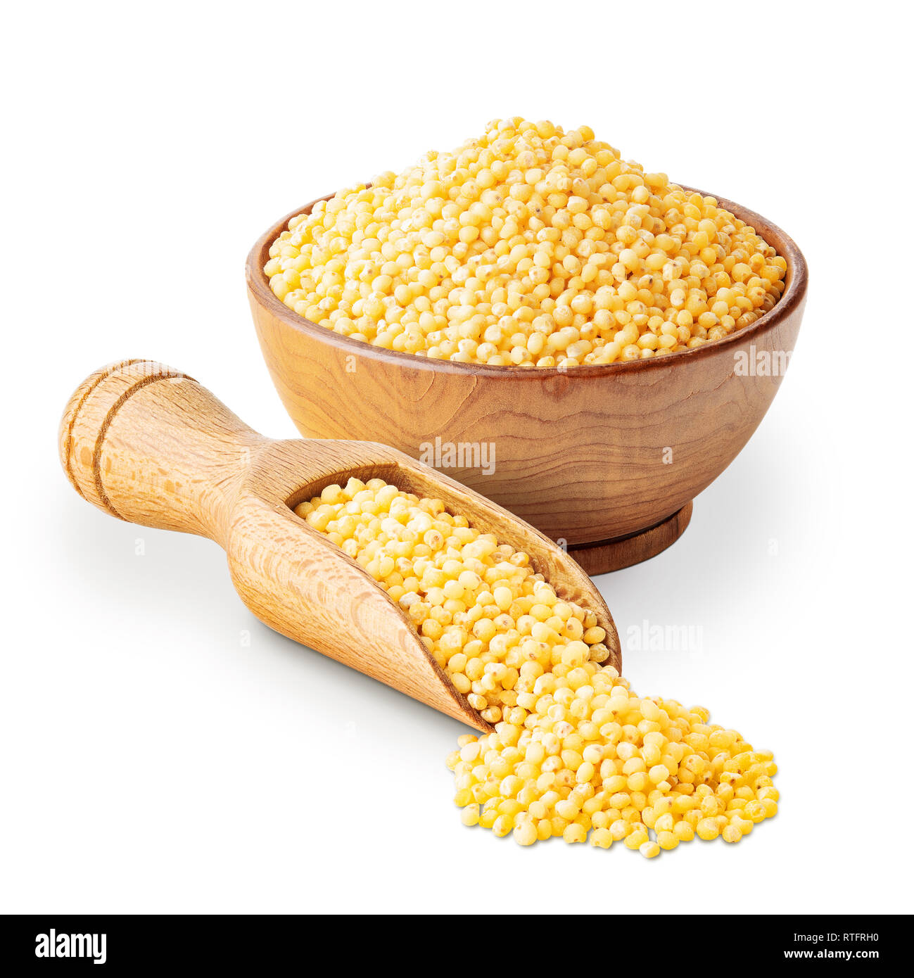 Millet dans un bol en bois avec une boule isolated on white Banque D'Images