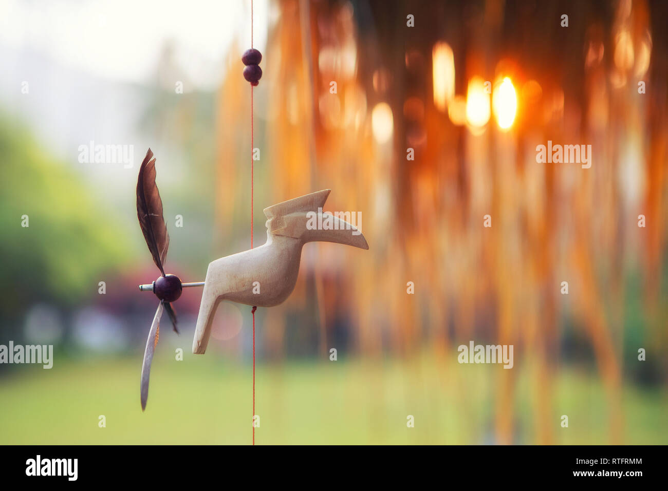 Jouet d'été des oiseaux de décoration faite à la main dans le coucher du soleil Banque D'Images