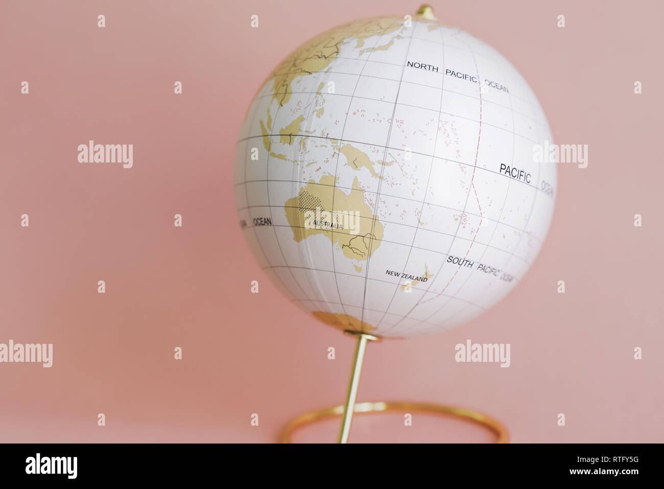 Globe on peach color voir l'Australie et Asie du Sud Banque D'Images