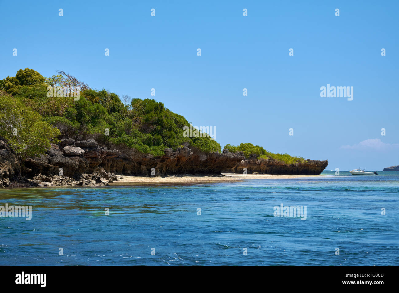 Avis de côtes avec plage. Mer ou Océan avec voile et ciel bleu. L'Afrique, Kenya Banque D'Images