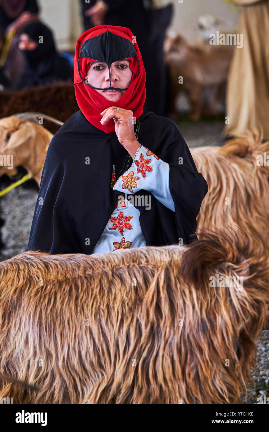 Sultanat d'Oman, al région de Sharqiya, Sinaw, jour de marché de bétail, les femmes et les hommes Banque D'Images