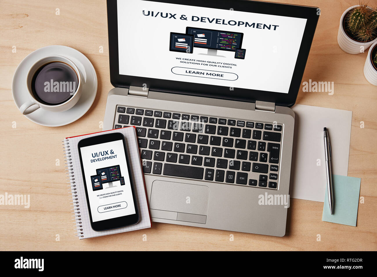 UI/UX design et concept de développement sur ordinateur portable et l'écran du smartphone sur table en bois. Tous les contenu de l'écran est conçu par moi. Mise à plat Banque D'Images