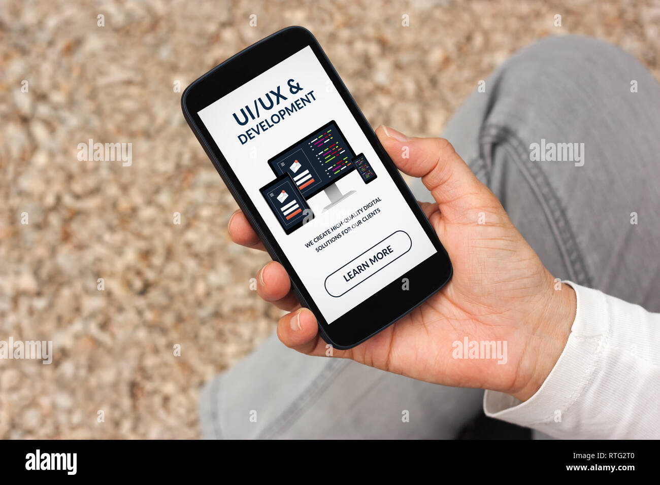Hand holding smart phone avec UI/UX design et concept de mise à l'écran. Tous les contenu de l'écran est conçu par moi Banque D'Images