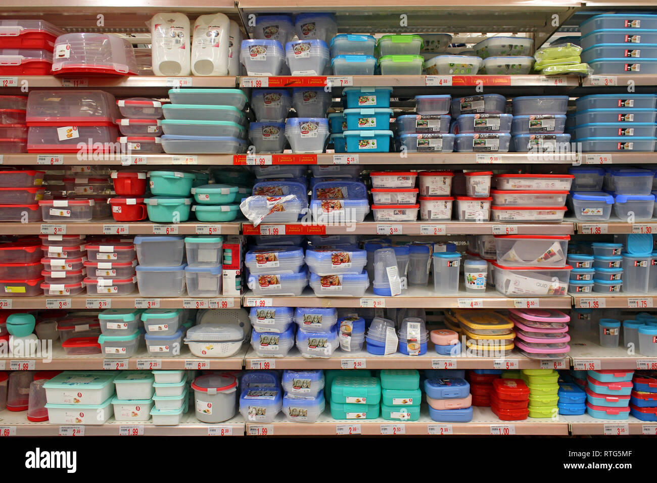 Une pile de contenants en plastique de décapants pour aliments est présentée dans un supermarché Banque D'Images