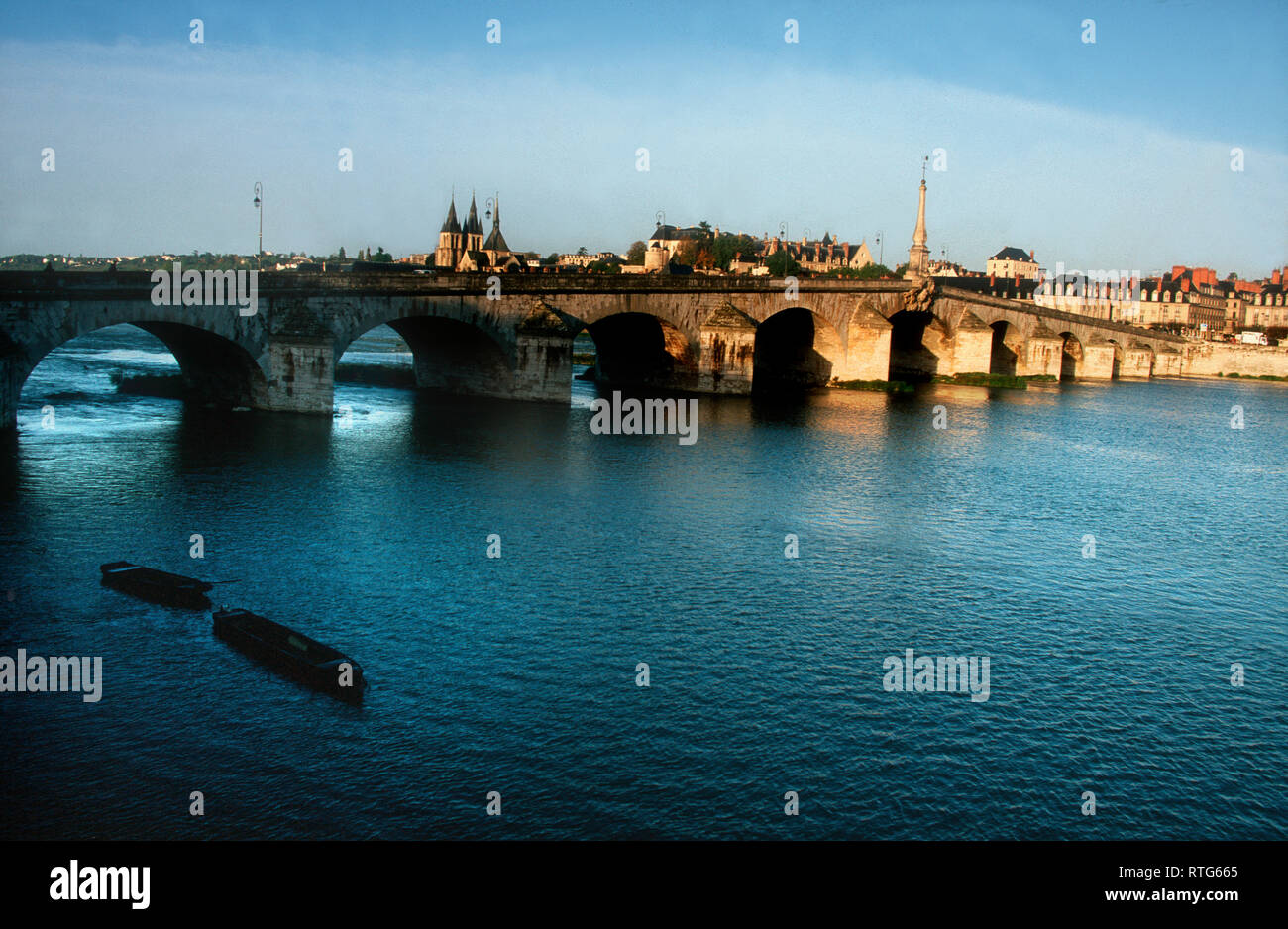 Loir et Cher (41) Blois. Pont Jacques Gabriel sur la Loire // France. Loir et Cher (41) Blois. Jacques-Gabriel pont sur la Loire Banque D'Images