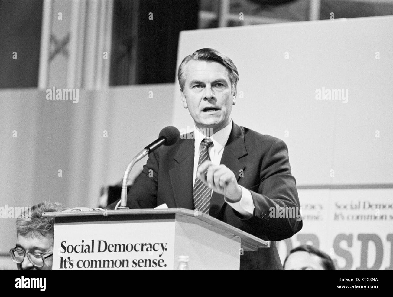 Dr David Owen, Leader du Parti Social-démocrate, marteaux accueil un point au cours de son discours à la conférence SDP à Buxton. Banque D'Images