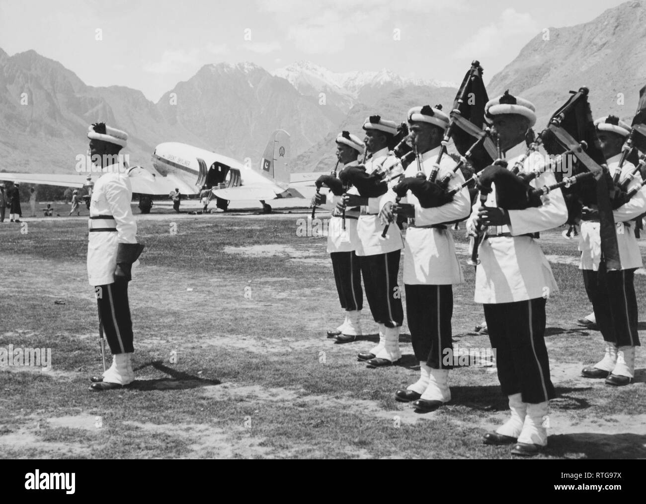 Le Pakistan, l'aéroport de Gilgit, groupe musical, 1953 Banque D'Images