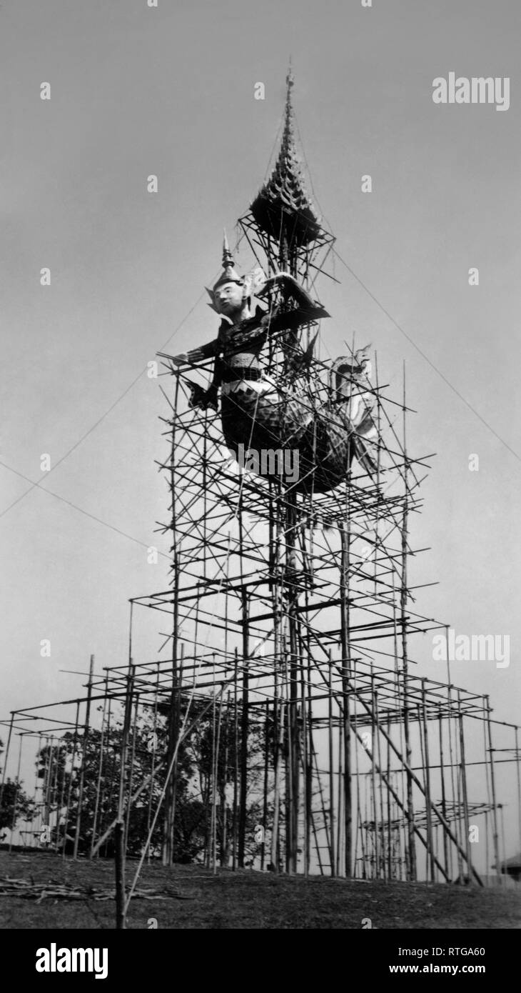 L'Asie, la Birmanie, l'échafaudage pour la construction d'un dragon de papier pour une partie de la Birmanie, 1953 Banque D'Images
