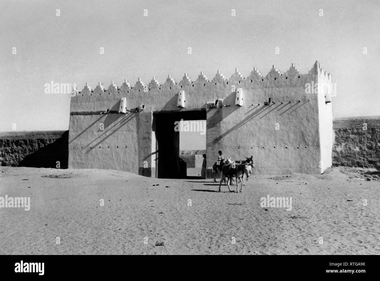 Saoudite, al Koweït, une porte sur le village, 1954 Banque D'Images