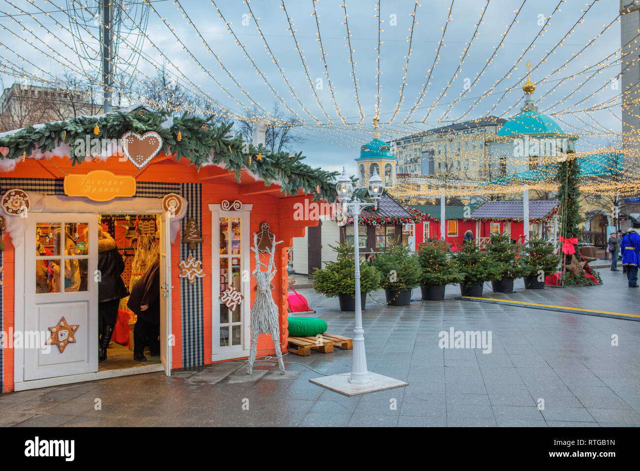 La rue Tverskaya, la décoration et l'éclairage pour le Nouvel An et les vacances de Noël dans la nuit, Moscou, Russie Banque D'Images