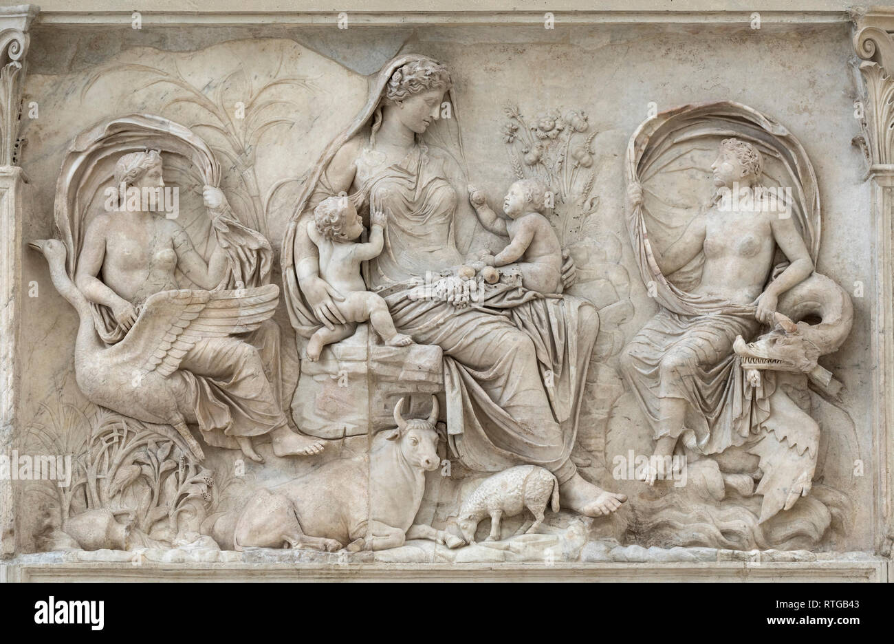 Rome. L'Italie. Le Tellus (Pax) ou Panneau de secours sur le mur est (retour) de l'Ara Pacis Augustae, 13-9 BCE, Musée Ara Pacis. Banque D'Images
