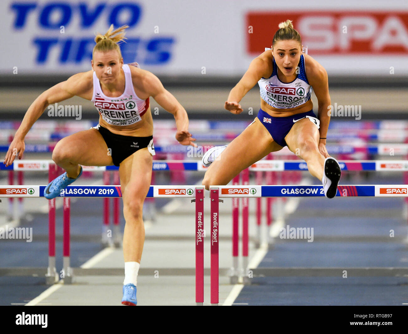 Great Britain's Niamh Emerson (à droite) qui se font concurrence sur le pentathlon femmes 60m haies événement avec l'Australie, French and Verena au cours de la première journée de l'Indoor d'athlétisme à l'Emirates Arena, Glasgow. Banque D'Images