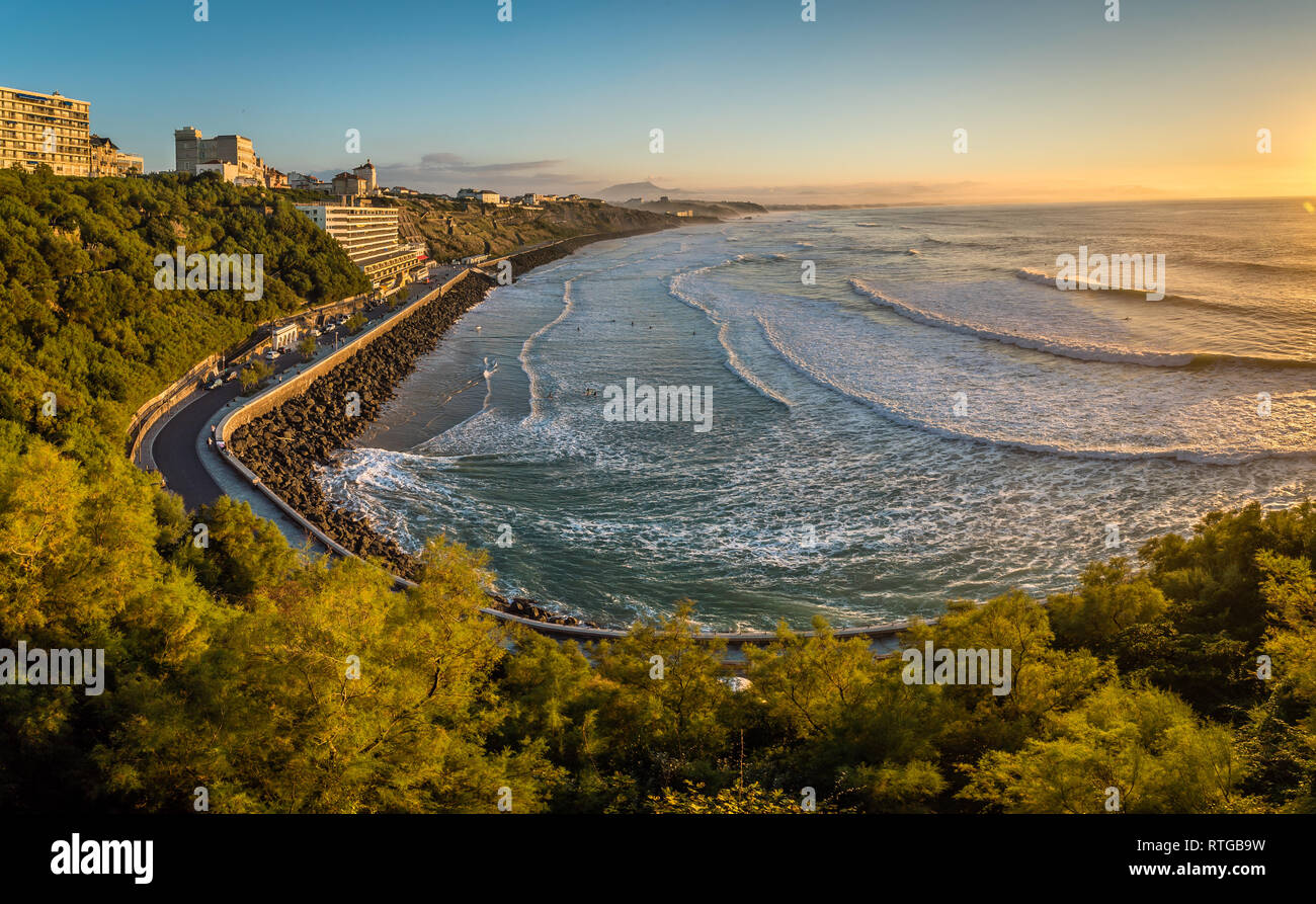 Panorama de la Côte des Basques à Biarritz au coucher du soleil Banque D'Images