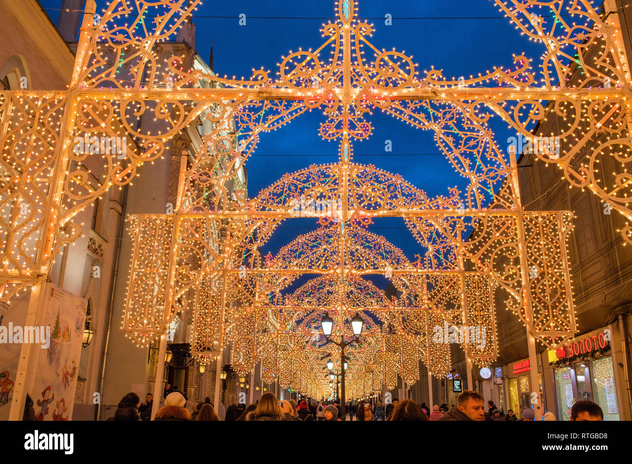 Rue nikolskaïa, décoration et éclairage pour le Nouvel An et les vacances de Noël dans la nuit, Moscou, Russie Banque D'Images