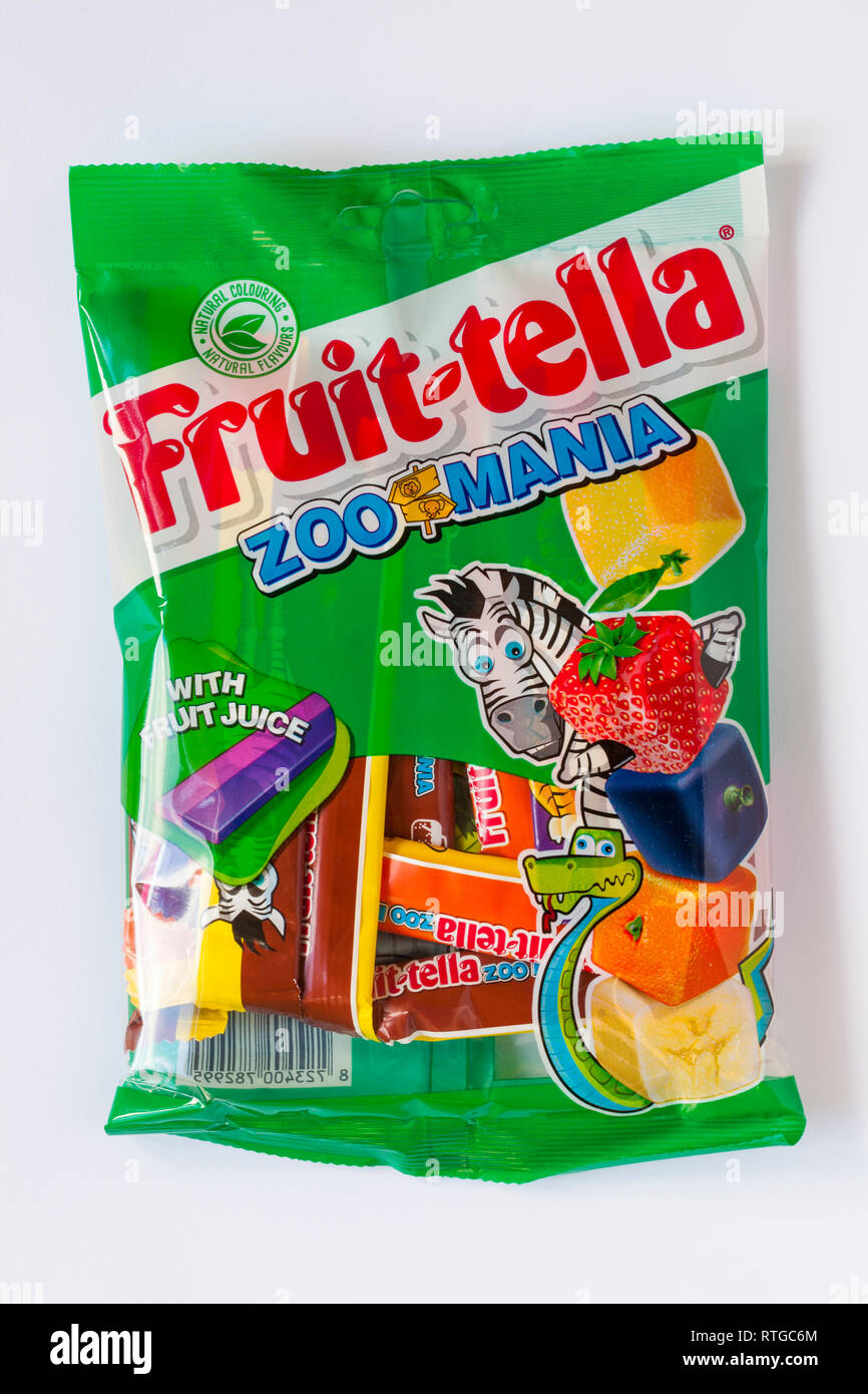 Sachet de Fruit-tella zoo zoomania mania bonbons bonbons à mâcher avec un jus de fruit isolé sur fond blanc - Fruittella chews Banque D'Images