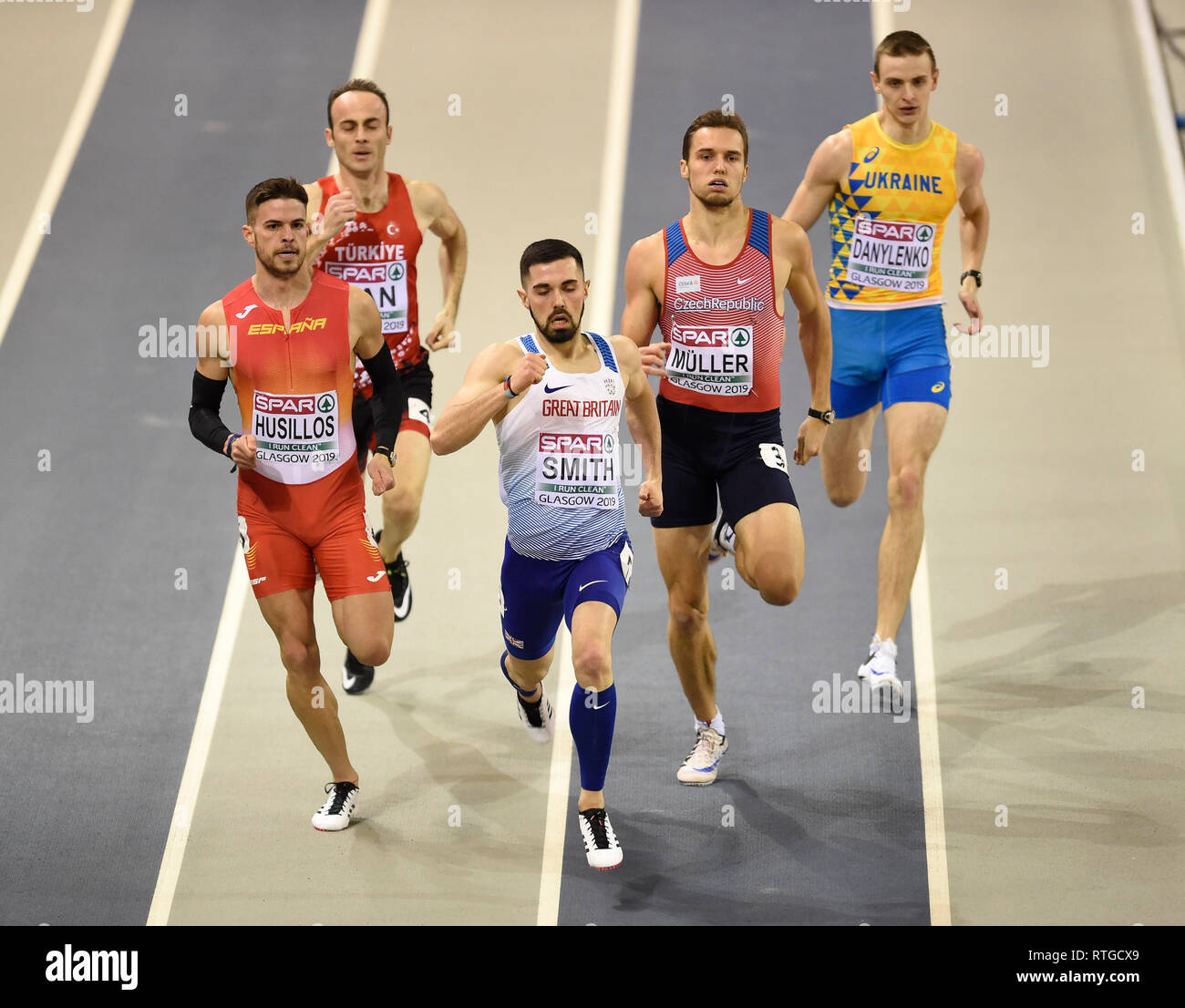 La société britannique Owen Smith mène de l'Espagne et de l'Oscar Husillos Czech Rep's Vit Muller dans l'épreuve du 400 m 2 de la chaleur au cours de la première journée de l'Indoor d'athlétisme à l'Emirates Arena, Glasgow. Banque D'Images