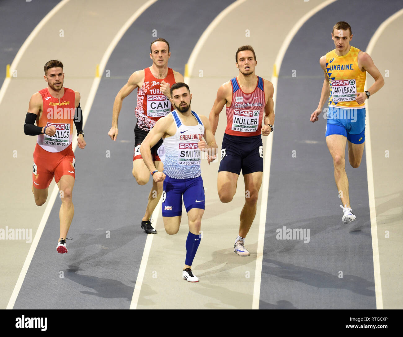 La société britannique Owen Smith mène de l'Espagne et de l'Oscar Husillos Czech Rep's Vit Muller dans l'épreuve du 400 m 2 de la chaleur au cours de la première journée de l'Indoor d'athlétisme à l'Emirates Arena, Glasgow. Banque D'Images