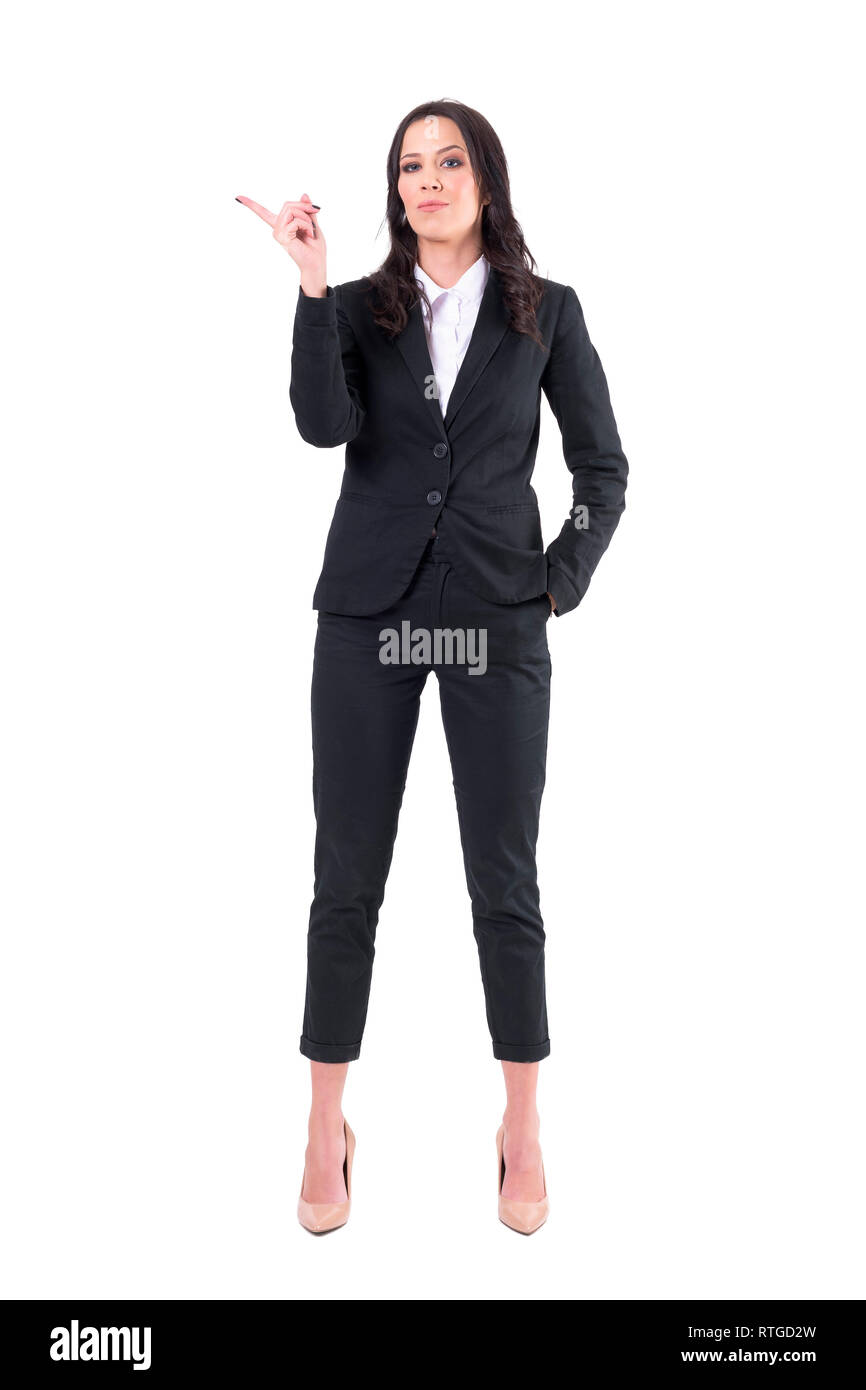 Bossy affaires faisant autorité chef de la femme secouant doigt et condescendant. Corps plein isolé sur fond blanc. Banque D'Images