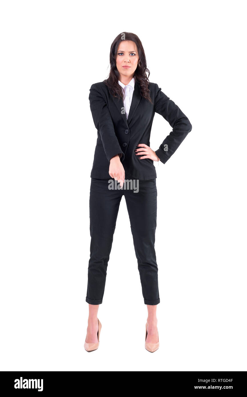 Angry bossy business woman looking at camera condescendant avec le doigt pointé vers le bas. Corps plein isolé sur fond blanc. Banque D'Images Angry bossy business woman looking at camera condescendant avec le doigt pointé vers le bas. Corps plein isolé sur fond blanc. Banque D'Images