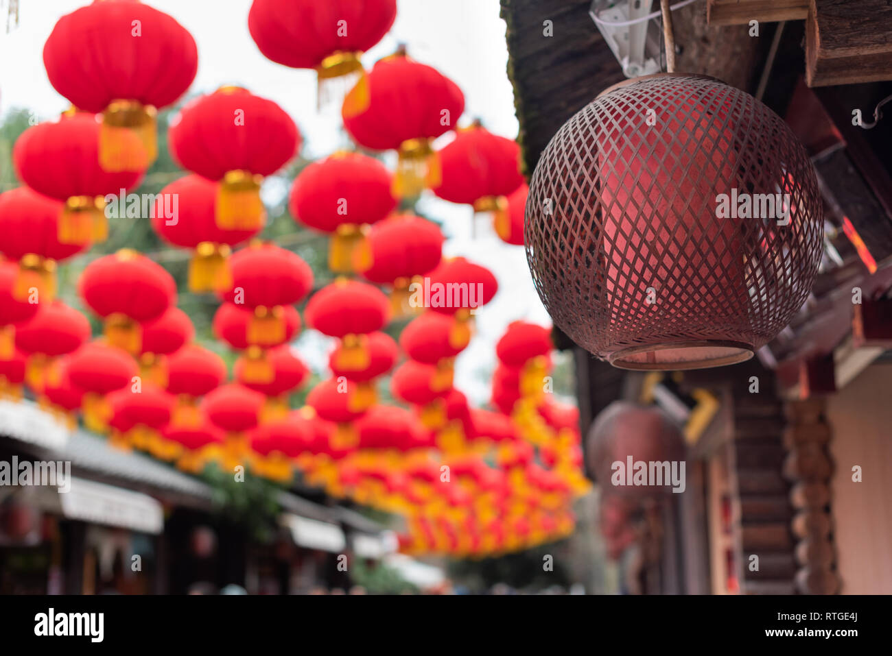 Lampions rouges suspendus dans la rue pour le nouvel an chinois Banque D'Images