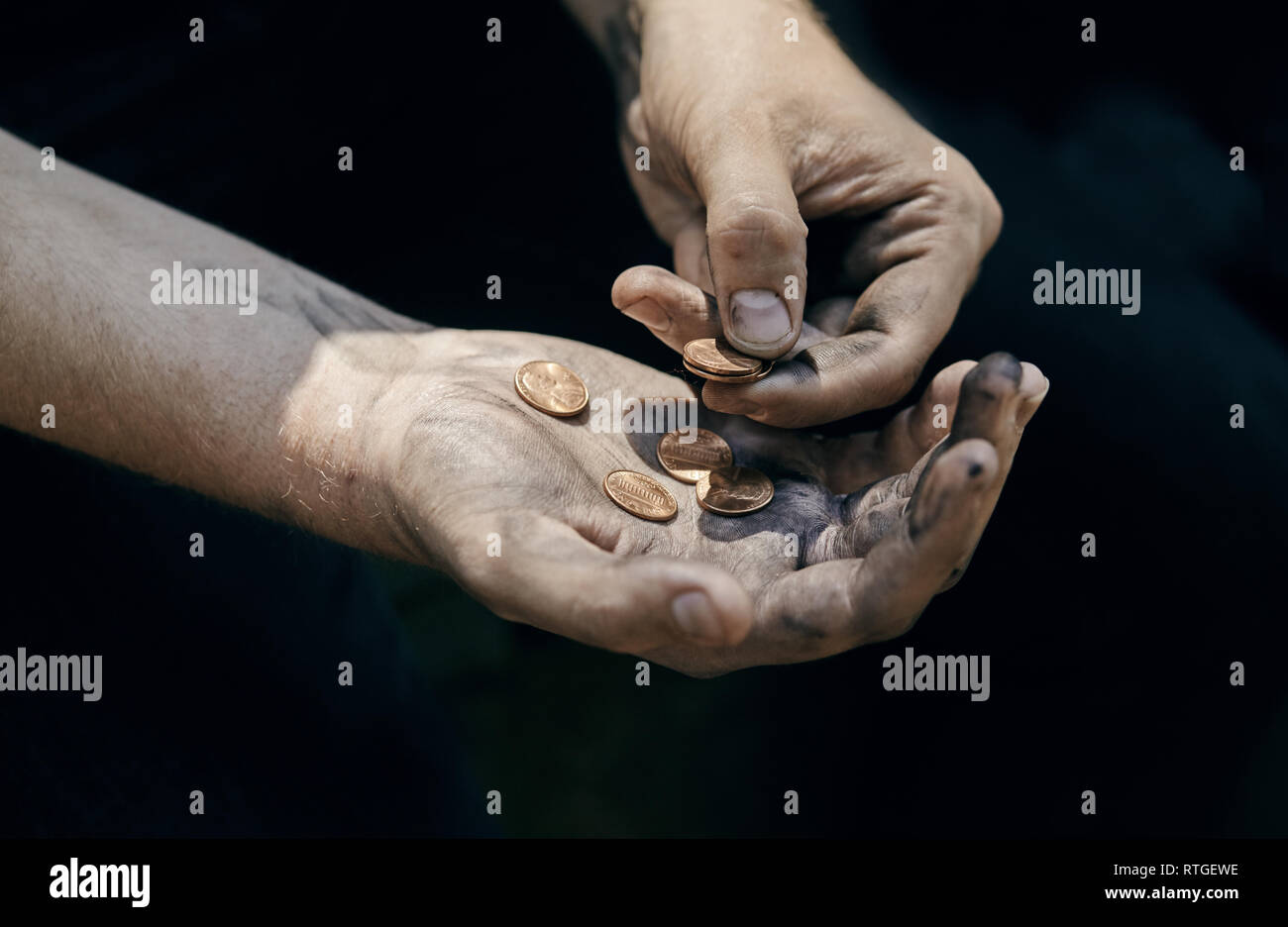 Main de mendiant avec quelques pièces de la mendicité pour l'argent (la pauvreté, la faim, l'anxiété, concept en faillite) Banque D'Images