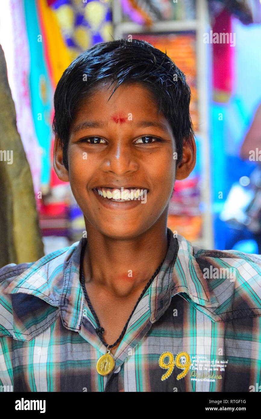 Smiling Indian Boy, Pondichéry, Pondichéry, Tamil Nadu, Inde Banque D'Images