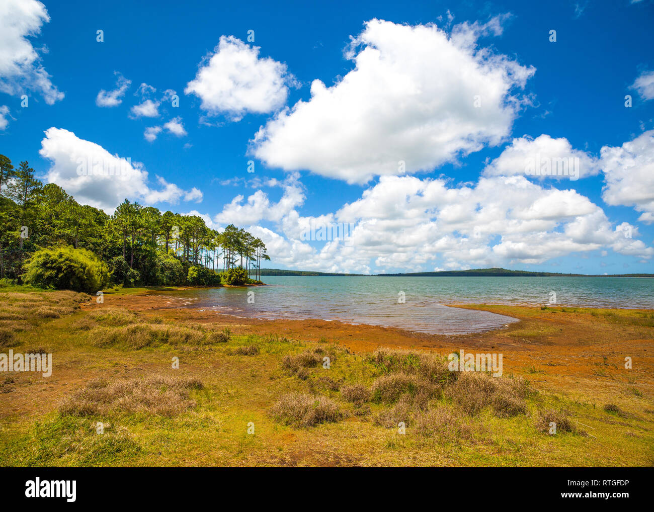 Mare aux Vacoas - est le plus grand réservoir d'eau à l'île Maurice. Vue paysage de la rive ouest. Banque D'Images