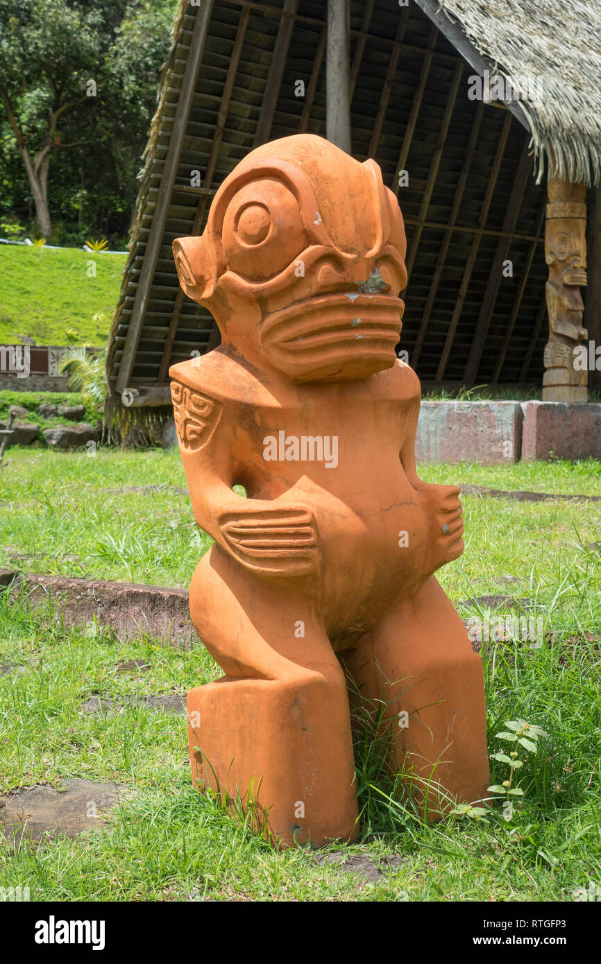 La Polynésie française, les îles Marquises, Nuku Hiva, Taipivai, statue en pierre dans le centre culturel Banque D'Images