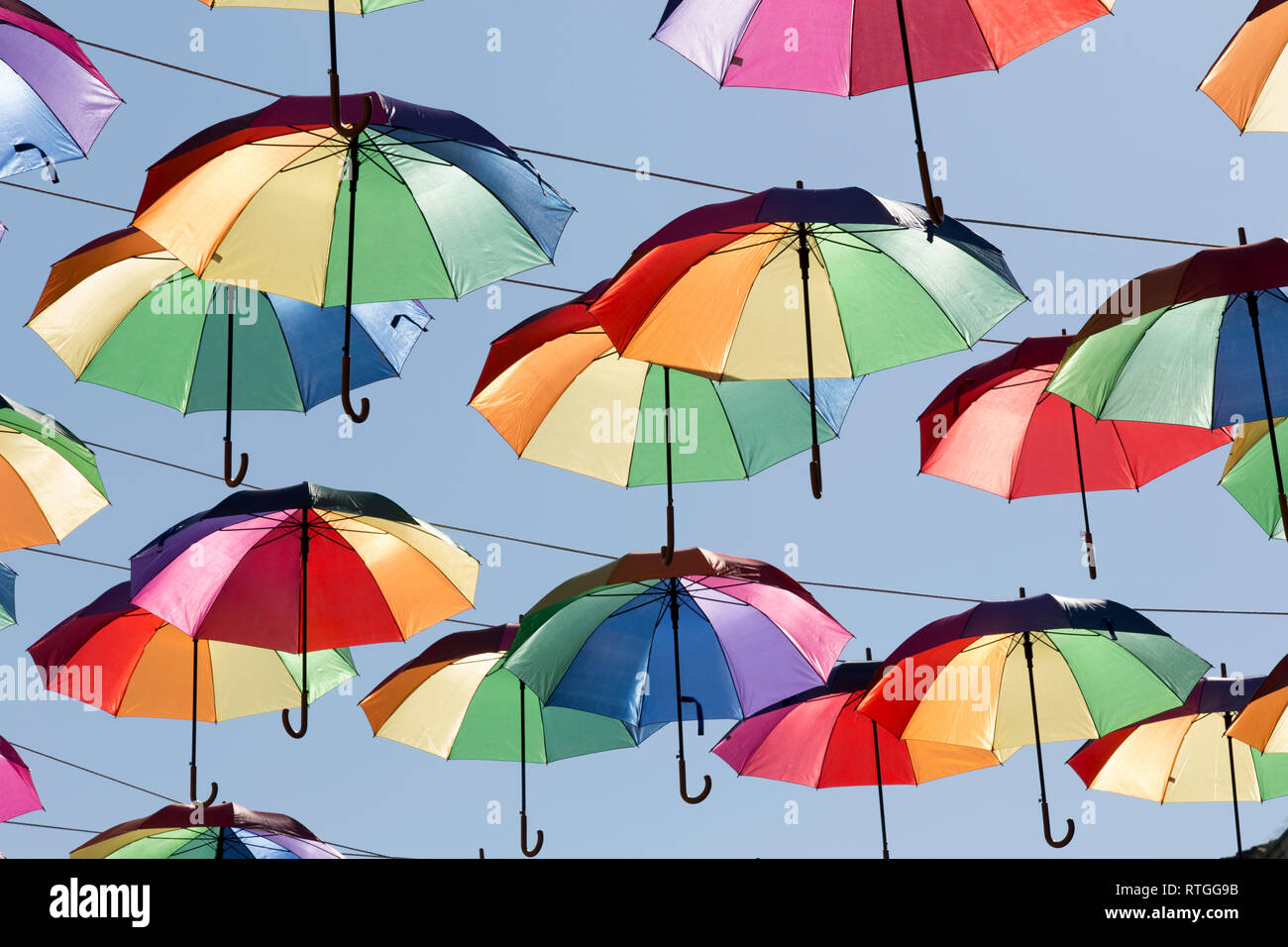 Décoration colorée avec parasols contre ciel bleu clair à Chioggia Banque D'Images
