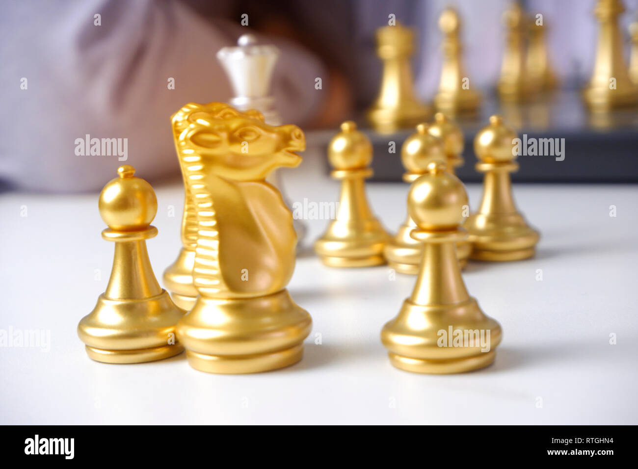 Businessman playing Chess game ; stratégie d'affaires, concept de leadership et de gestion. Banque D'Images