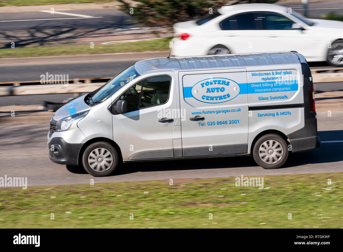 Centres Auto van favorise la conduite sur route. Van Renault véhicule. Favorise les garages. Banque D'Images