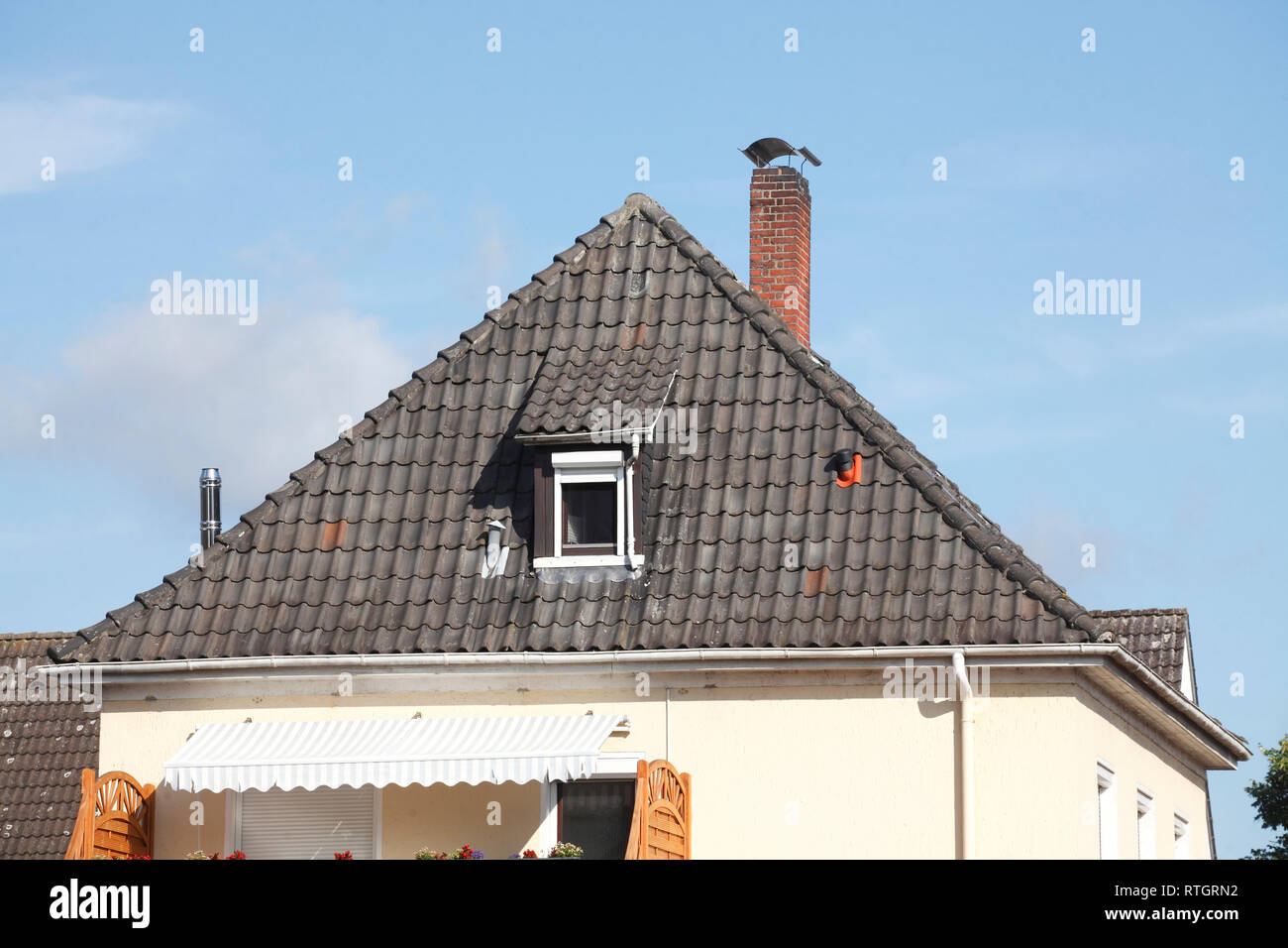 Toit gris et cheminée, bâtiment résidentiel moderne maison individuelle, Lilienthal, Basse-Saxe, Allemagne Banque D'Images