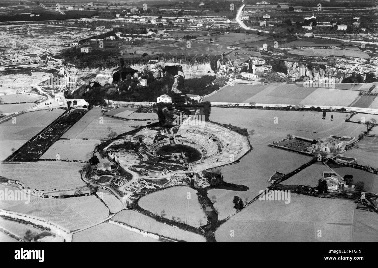 Italie, Sicile, Syracuse, vue aérienne de l'amphithéâtre romain, et de Ierone latomia Paradise, 1927 Banque D'Images