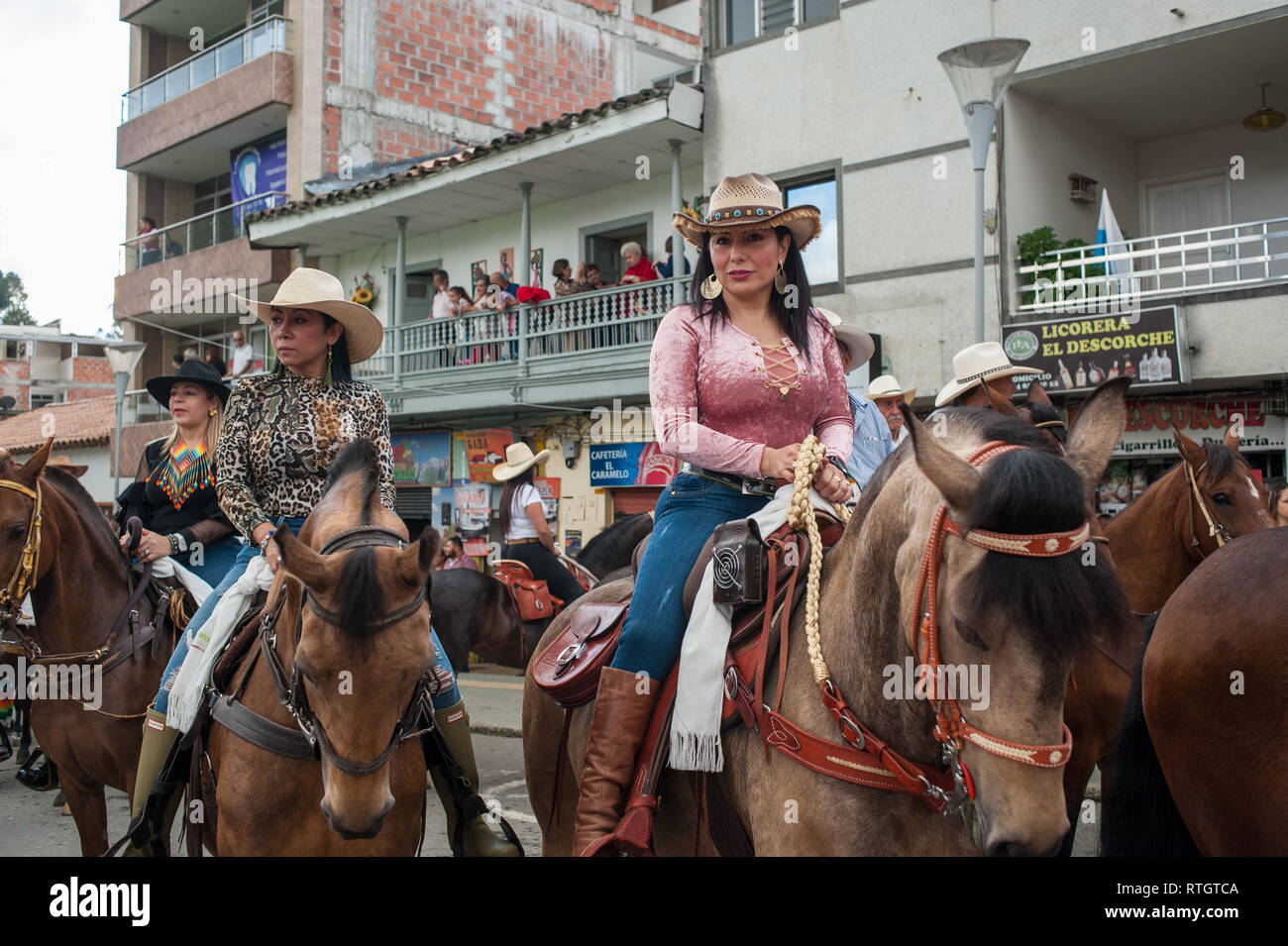 Donmatias, Antioquia, Colombie : Cabalgata, Parque Principal. Banque D'Images