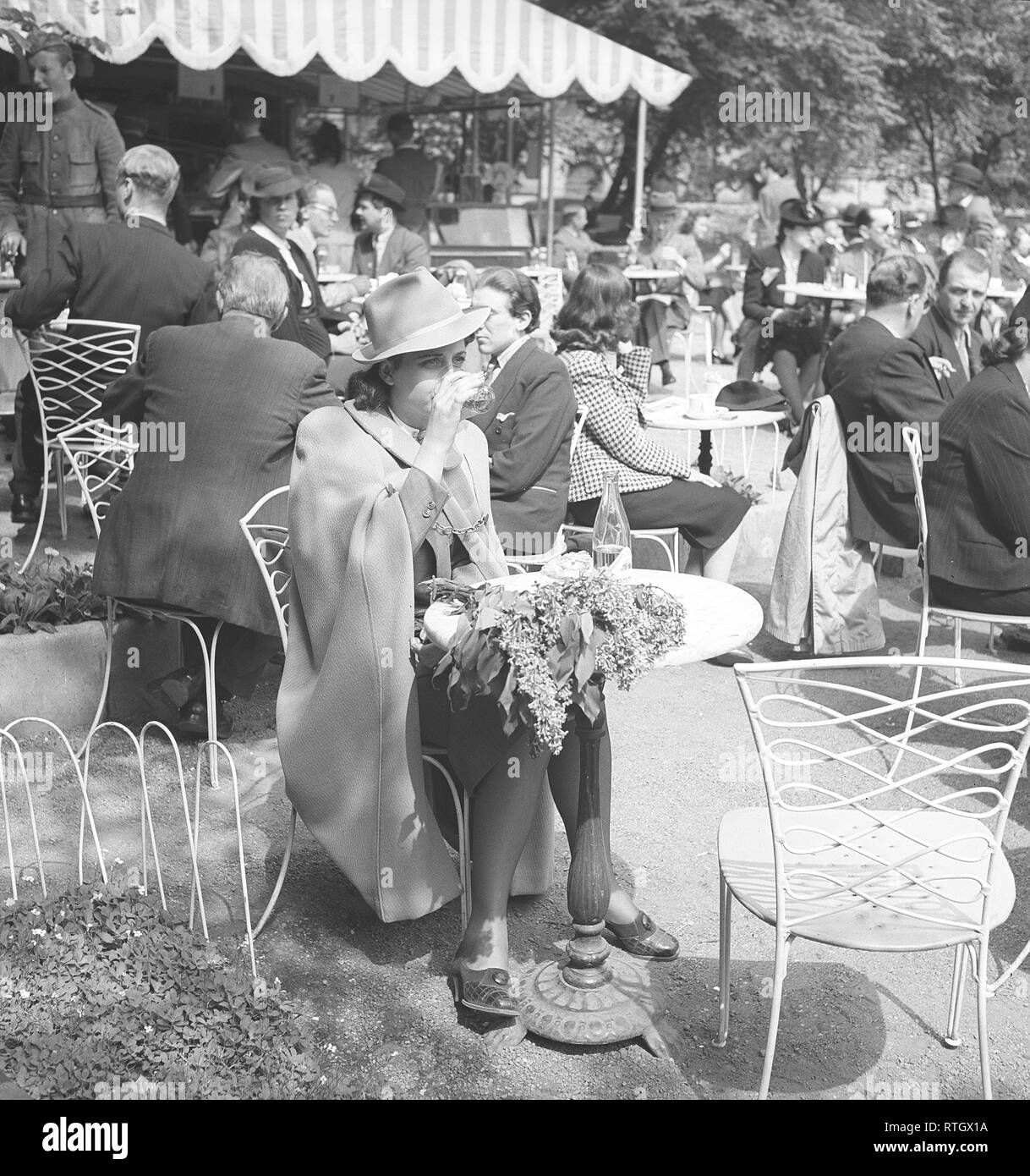 1940 Style de vie. Une jeune femme à un café en plein air. Elle est danseuse et modèle Gina Ohlsson. La Suède. Kristoffersson Photo Ref 134-4. Suède 1940 Banque D'Images