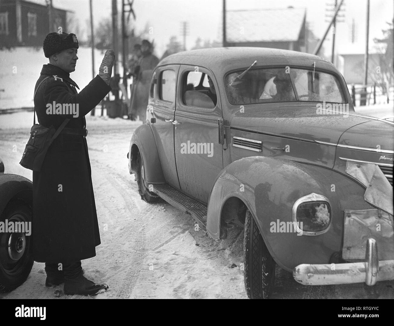 La guerre d'hiver. Un conflit militaire entre l'Union soviétique et la Finlande. Il a commencé par une invasion soviétique en novembre 1939 lors de l'infantery soviétique ont franchi la frontière sur l'isthme de Carélie. Environ 9500 soldats volontaires suédois ont participé à la guerre. Ici dans la capitale finlandaise Helsinki une police militaire est d'avertissement lorsque l'alarme de bombardement de l'air se fait entendre. Décembre 1939. Kristoffersson Photo ref 92-20. Banque D'Images