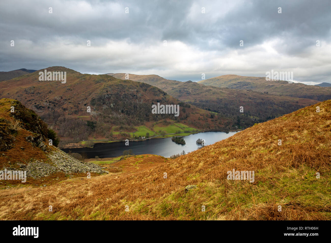 Rydal Water Lake et la Nab cicatrice dans le Rothay valley, parc national de Lake District, Cumbria, Angleterre sur une journée l'hiver Banque D'Images