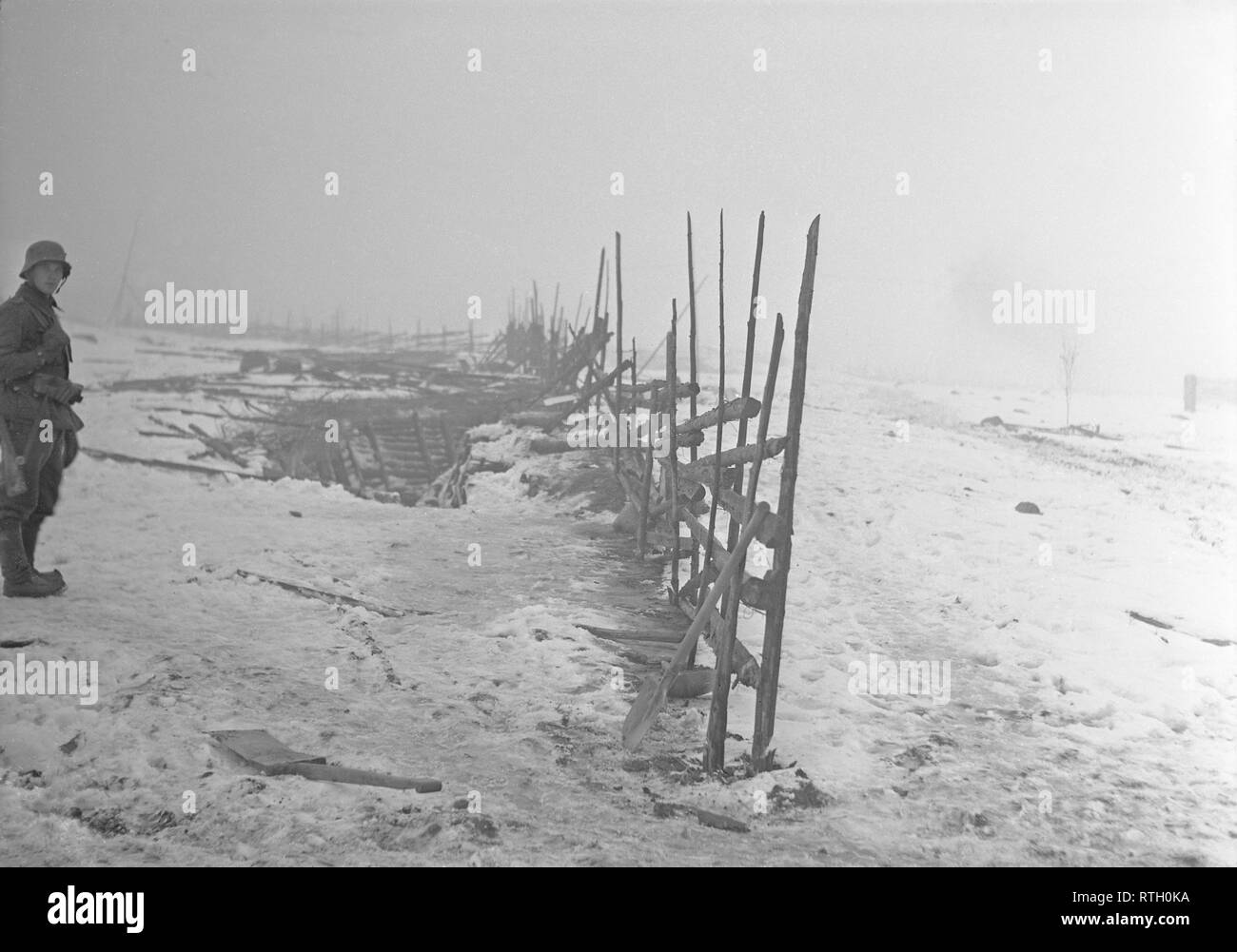 La guerre d'hiver. Un conflit militaire entre l'Union soviétique et la Finlande. Il a commencé par une invasion soviétique en novembre 1939 lors de l'infantery soviétique ont franchi la frontière sur l'isthme de Carélie. Environ 9500 soldats volontaires suédois ont participé à la guerre. Ici l'isthme de Carélie en Finlande. Soldat finlandais au village Summa près de la ligne de front à la ligne Mannerheim. C'est ici la première tentative d'invasion soviétique qui s'est produit en décembre 1939. Les Finlandais ont repoussé les troupes principales soviétique. La deuxième attaque soviétique sur Summa était en février 1940. Kristoffersson Photo ref 93-15. Photo prise décembre Banque D'Images