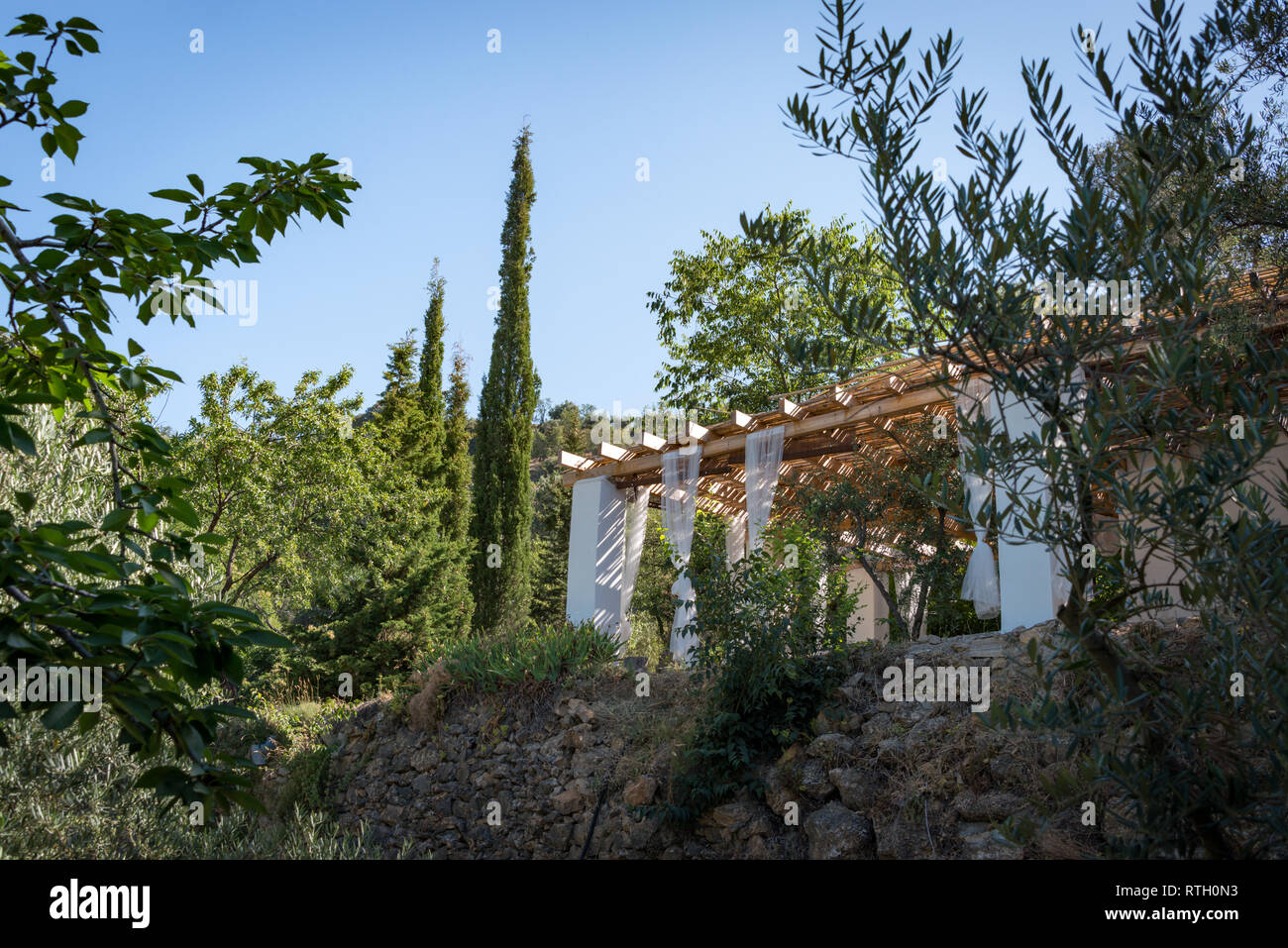 Un studio de yoga extérieur près du village de Mairena dans la région d'Alpujarras en Andalousie, Espagne Banque D'Images