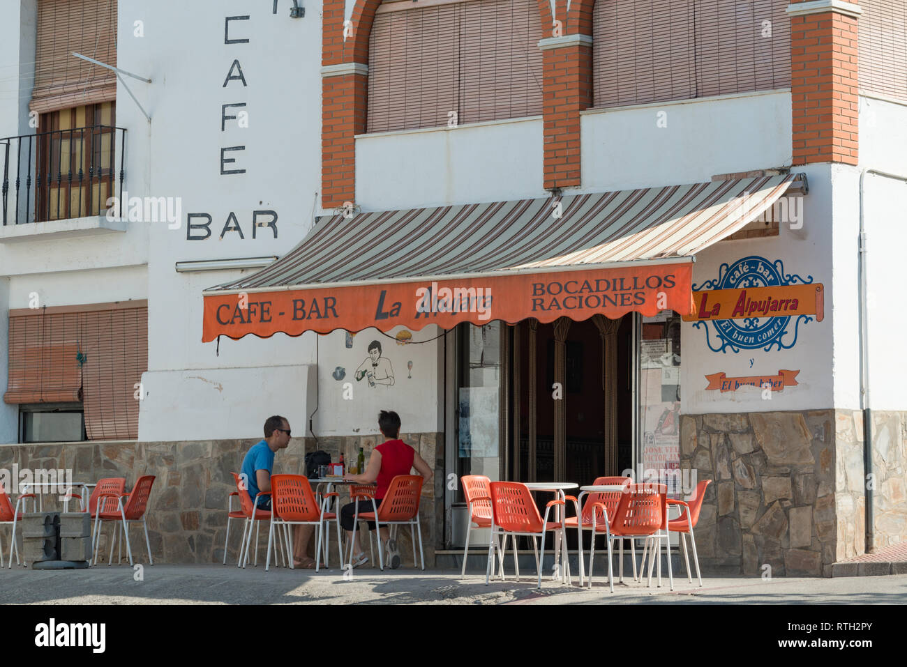 Un café dans la ville d'Ugíjar dans la région d'Alpujarras en Andalousie, Espagne Banque D'Images