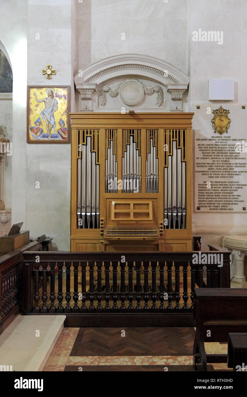 L'un des organes de l'église du sanctuaire de Fatima Banque D'Images