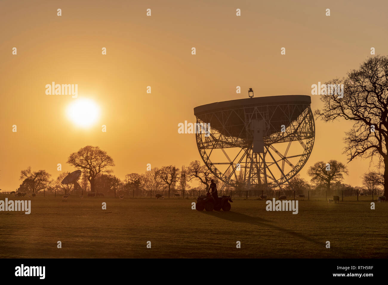 Le télescope de Jodrell Bank coucher du soleil Banque D'Images