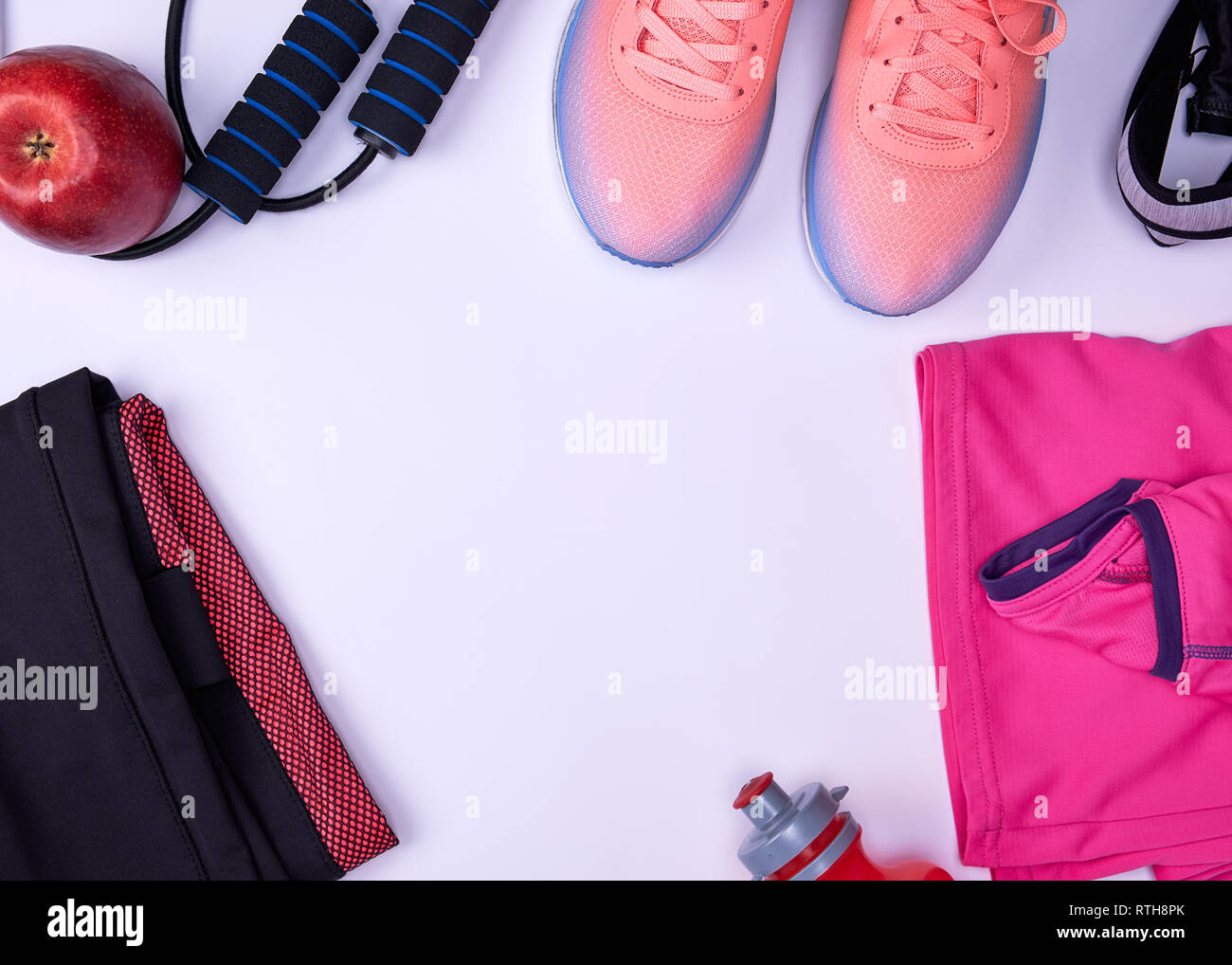 Chaussures de sport et autres articles textiles pour la remise en forme sur un fond blanc, vue du dessus Banque D'Images